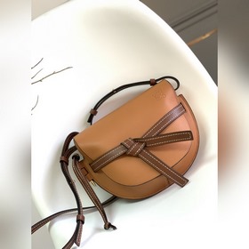 Loewe Gate馬鞍包專櫃品質 采用原廠荔枝紋小牛皮 性感垂墜皮革條和蝴