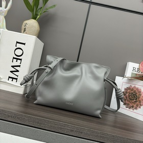 Loewe 新版本 納帕牛皮革Flamenco 福袋 手拿包 采用拉繩收緊 并