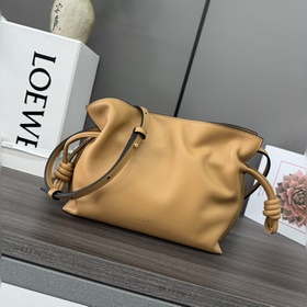 Loewe 新版本 納帕牛皮革Flamenco 福袋 手拿包 采用拉繩收緊 并