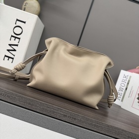 Loewe 新版本 納帕牛皮革Flamenco 福袋 手拿包 采用拉繩收緊 并