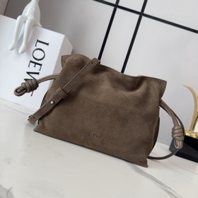 Loewe 新款 小號粒面 牛巴革Flamenco 福袋 手拿包以柔軟材質造就