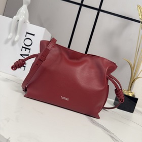 Loewe 新版本 納帕牛皮革Flamenco 福袋 手拿包 采用拉繩收緊 并