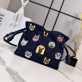 Loewe  小號刺繡丹甯布 Flamenco 福袋手拿包 以柔軟材質造就慵懶