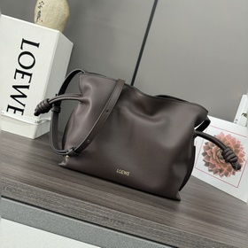Loewe 新版本 納帕牛皮革Flamenco 福袋 手拿包 采用拉繩收緊 并