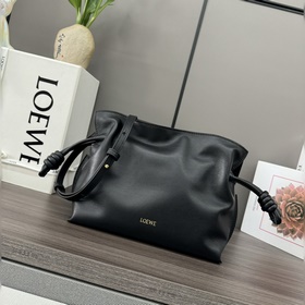Loewe 新版本 納帕牛皮革Flamenco 福袋 手拿包 采用拉繩收緊 并