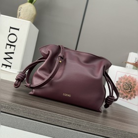 Loewe 新版本 納帕牛皮革Flamenco 福袋 手拿包 采用拉繩收緊 并