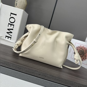 Loewe 新版本 納帕牛皮革Flamenco 福袋 手拿包 采用拉繩收緊 并