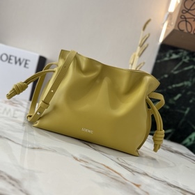 Loewe 新版本 納帕牛皮革Flamenco 福袋 手拿包 采用拉繩收緊 并