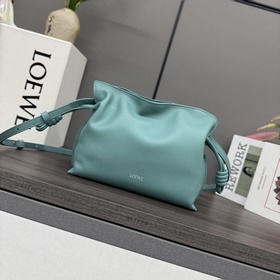 Loewe 新版本 納帕牛皮革Flamenco 福袋 手拿包 采用拉繩收緊 并