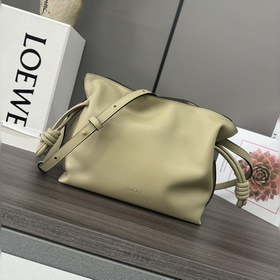 Loewe 新版本 納帕牛皮革Flamenco 福袋 手拿包 采用拉繩收緊 并