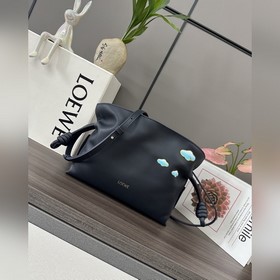 Loewe 新款 納帕牛皮革Flamenco 福袋 手拿包 采用拉繩收緊 并打