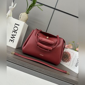 Loewe  新款 中號柔軟牛皮革 Madrid 手袋 Madrid 具有柔軟