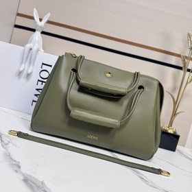 Loewe  新款 大號柔軟牛皮革 Madrid 手袋 Madrid 具有柔軟