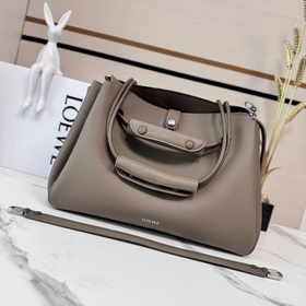 Loewe  新款 大號柔軟牛皮革 Madrid 手袋 Madrid 具有柔軟