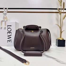 Loewe  新款 小號柔軟牛皮革 Madrid 手袋 Madrid 具有柔軟