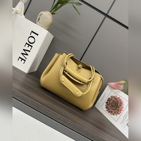 Loewe  新款 小號柔軟牛皮革 Madrid 手袋 Madrid 具有柔軟