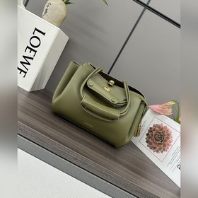 Loewe  新款 小號柔軟牛皮革 Madrid 手袋 Madrid 具有柔軟