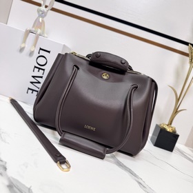 Loewe  新款 中號柔軟牛皮革 Madrid 手袋 Madrid 具有柔軟