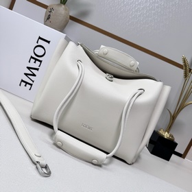 Loewe  新款 中號柔軟顆粒牛皮革 Madrid 手袋 Madrid 具有