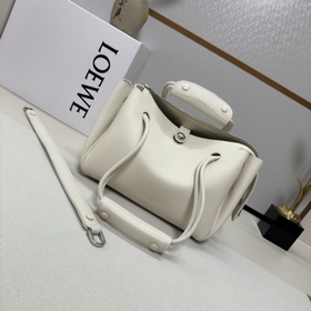 Loewe  新款 小號柔軟粒面牛皮革 Madrid 手袋 Madrid 具有