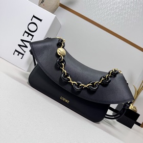 Loewe Ola 是柔軟輕巧且靈活百搭的夏季包款，采用弧形包身、線條流暢的翻