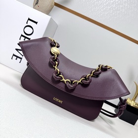 Loewe Ola 是柔軟輕巧且靈活百搭的夏季包款，采用弧形包身、線條流暢的翻