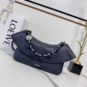 Loewe Ola 是柔軟輕巧且靈活百搭的夏季包款，采用弧形包身、線條流暢的翻