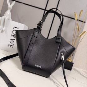 Loewe  新款 經典牛皮革 Hammock Flip 手袋 以柔軟質感與實