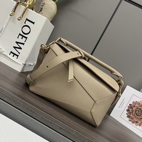 Loewe 新版本 小號柔軟粒面牛皮革Puzzle Edge手袋 Loewe