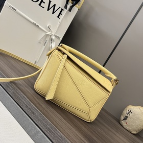 Loewe  迷你粒面牛皮Puzzle 手袋 Loewe 推出的首次亮相手提