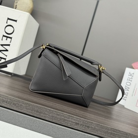 Loewe 新版本 柔軟粒面牛皮革Puzzle Edge手袋 Loewe
