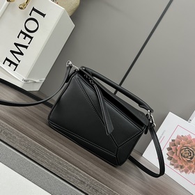 Loewe 爆款Puzzle mini 迷你幾何由經典原廠小牛皮搭配人字紋圖案
