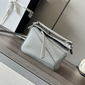 Loewe 迷你經典牛皮Puzzle 手袋 (新色) Loewe 推出的首次