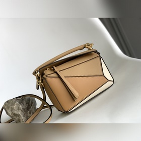 Loewe 爆款Puzzle mini新色系 迷你幾何由經典原廠小牛皮搭配人字
