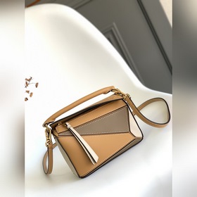 Loewe 爆款Puzzle mini 迷你幾何由經典原廠小牛皮搭配人字紋圖案