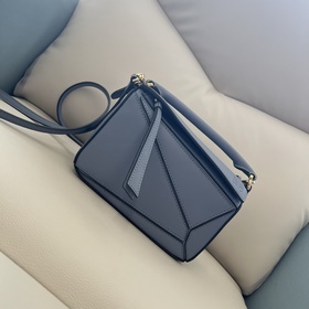 Loewe 迷你經典牛皮Puzzle 手袋 (大西洋藍) Loewe 推出的