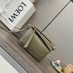 Loewe  迷你經典牛皮Puzzle 手袋 (新顔色)Loewe  推出的