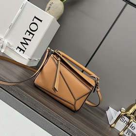 Loewe 爆款Puzzle mini 迷你幾何采用進口珠地小牛皮運用了獨特剪