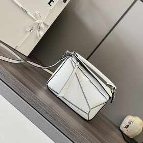 Loewe 迷你粒面牛皮Puzzle 手袋 Loewe 推出的首次亮相手提包
