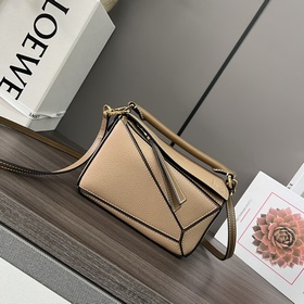 Loewe 爆款Puzzle mini 迷你幾何采用進口珠地小牛皮運用了獨特剪