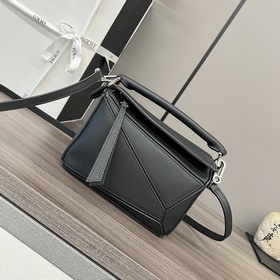 Loewe  迷你粒面牛皮Puzzle 手袋 Loewe  推出的首次亮相手