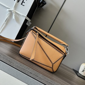 Loewe  迷你粒面牛皮Puzzle 手袋 Loewe 推出的首次亮相手提