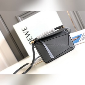 Loewe 爆款Puzzle mini 迷你幾何采用進口珠地小牛皮運用了獨特剪