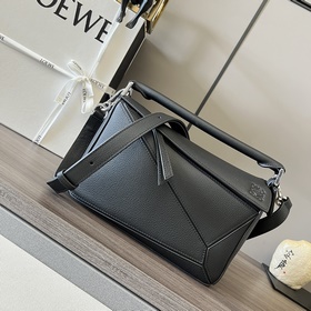 Loewe 小號粒面牛皮革Puzzle 手袋 新色 Loewe 推出的首次亮