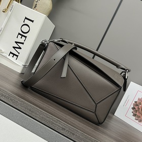 Loewe 小號粒面牛皮革Puzzle 手袋 新色 Loewe 推出的首次亮