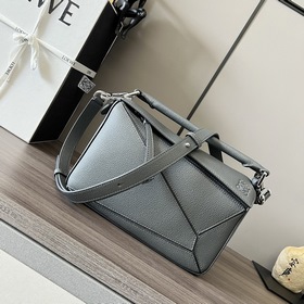 Loewe 小號粒面牛皮革Puzzle 手袋 新色 Loewe 推出的首次亮