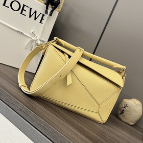 Loewe 小號粒面牛皮革Puzzle 手袋 新色 Loewe 推出的首次亮