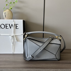 Loewe 小號粒面牛皮革Puzzle 手袋 新色(瀝青灰) Loewe 推