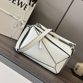 Loewe 小號粒面牛皮革Puzzle 手袋 新色 LOEW推出的首次亮相手提