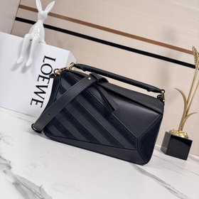 Loewe 新款 Puzzle 以别具一格的幾何線條勾勒長方體造型 此小號版本